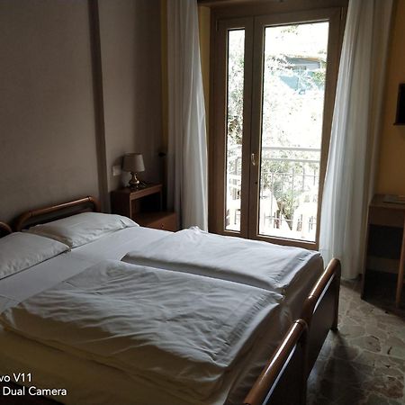 Hotel Garden Torri Del Benaco Bagian luar foto