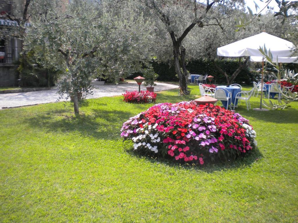 Hotel Garden Torri Del Benaco Bagian luar foto